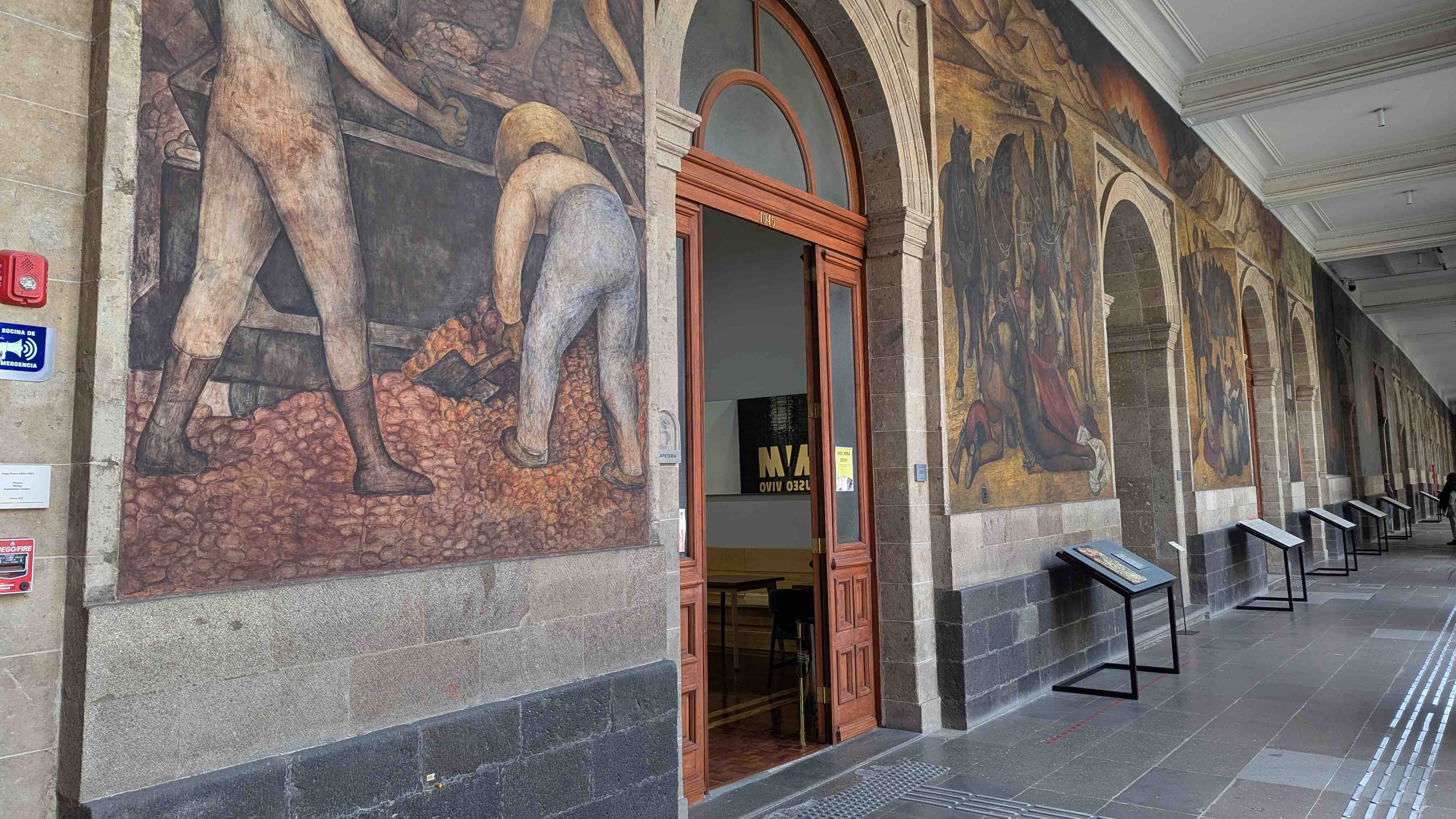 Alternative Historic Center Tour: Murals, Legends and Underground Sites.
