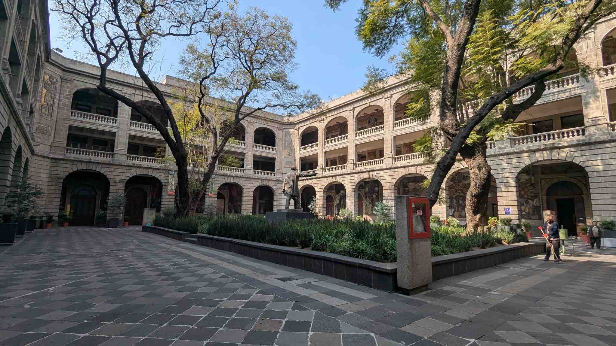 Alternative Historic Center Tour: Murals, Legends and Underground Sites.
